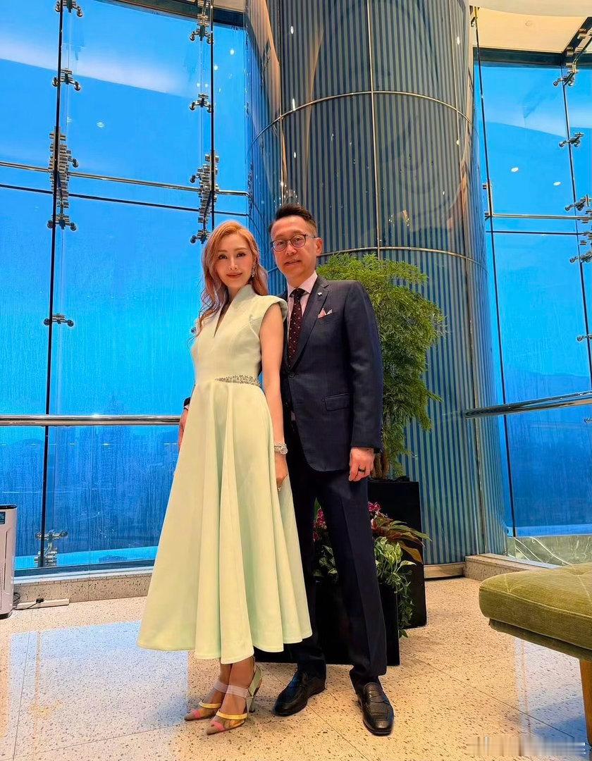 许晋亨又陪李嘉欣出镜了，大美人身边的护花使者 
