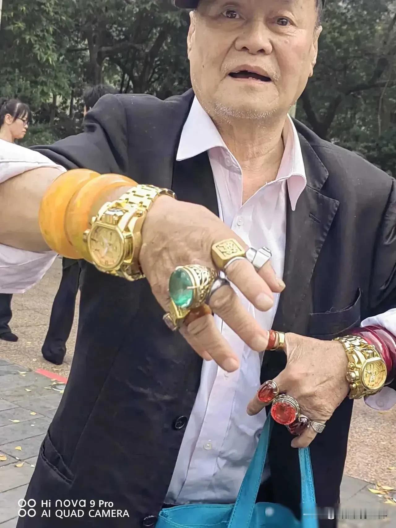 听说这是广西柳州的首富，这富炫得[捂脸]
跟中国首富宗庆后比起来，差距挺大[憨笑