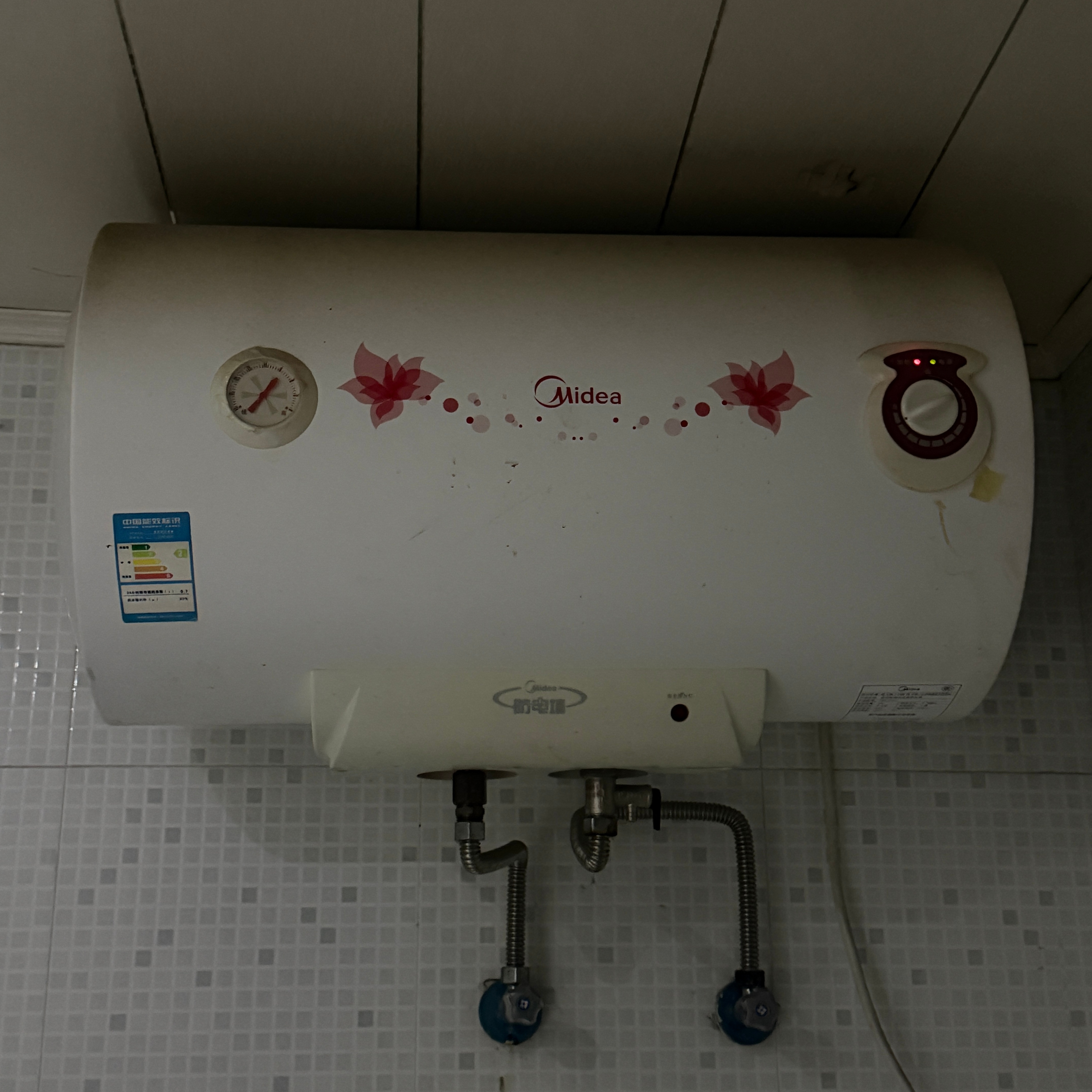 热水器不能一开一关以前热水器一直开着，但听家里人说热水器一直开着烧水热水器内部容