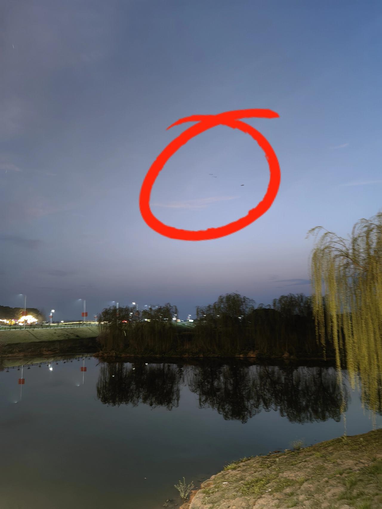 我拍到了什么？这是新型轰炸机吗？晚上散步看到景色不错用夜间模式对着天空拍结果意外