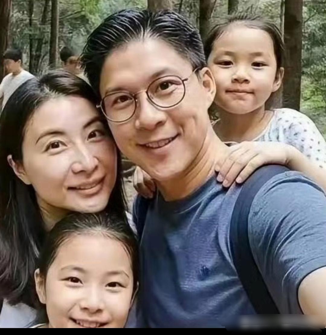 郭晶晶霍启刚夫妇带娃出游，大方晒女儿正脸，两个女儿真会长，专挑父母的优点长，都那