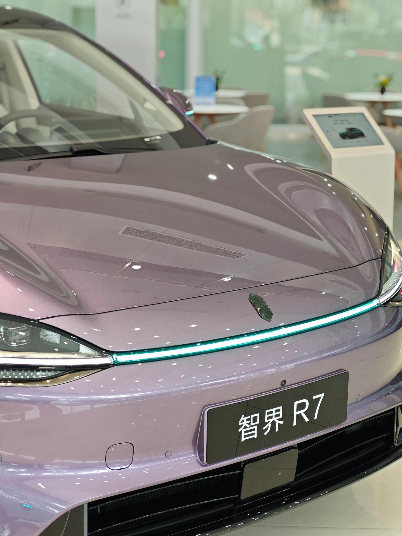 智界R7，这台车在华为鸿蒙智行体系里，定位是“跑车型SUV”。销量不错，但二手市