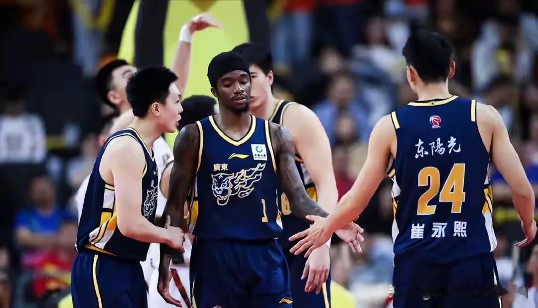 本赛季广东男篮在外援选择上有这三个失误。
1、真的不应该放弃莫兰德，去年在胡明轩