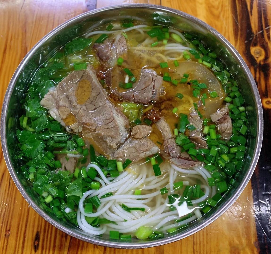 说到米线这9图是我在云南吃过的所有米线图3是放在图2里的真想念呀！抽空要再去嗦粉