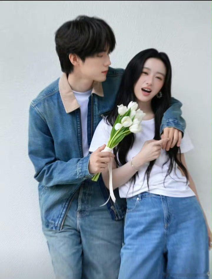 这就是00后剧宣嘛 周翊然包上恩太搭了 