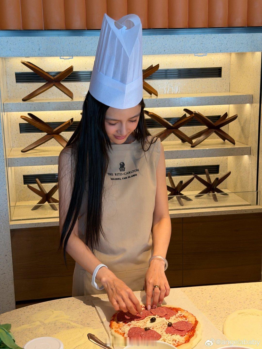 萌萌的AngelaAngelababy做披萨┃ angelababy