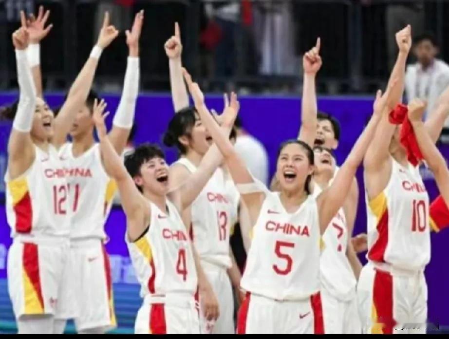 祝贺中国女篮，以105-69大胜波多黎各，并拿到巴黎奥运会入场券，下个月中国男篮