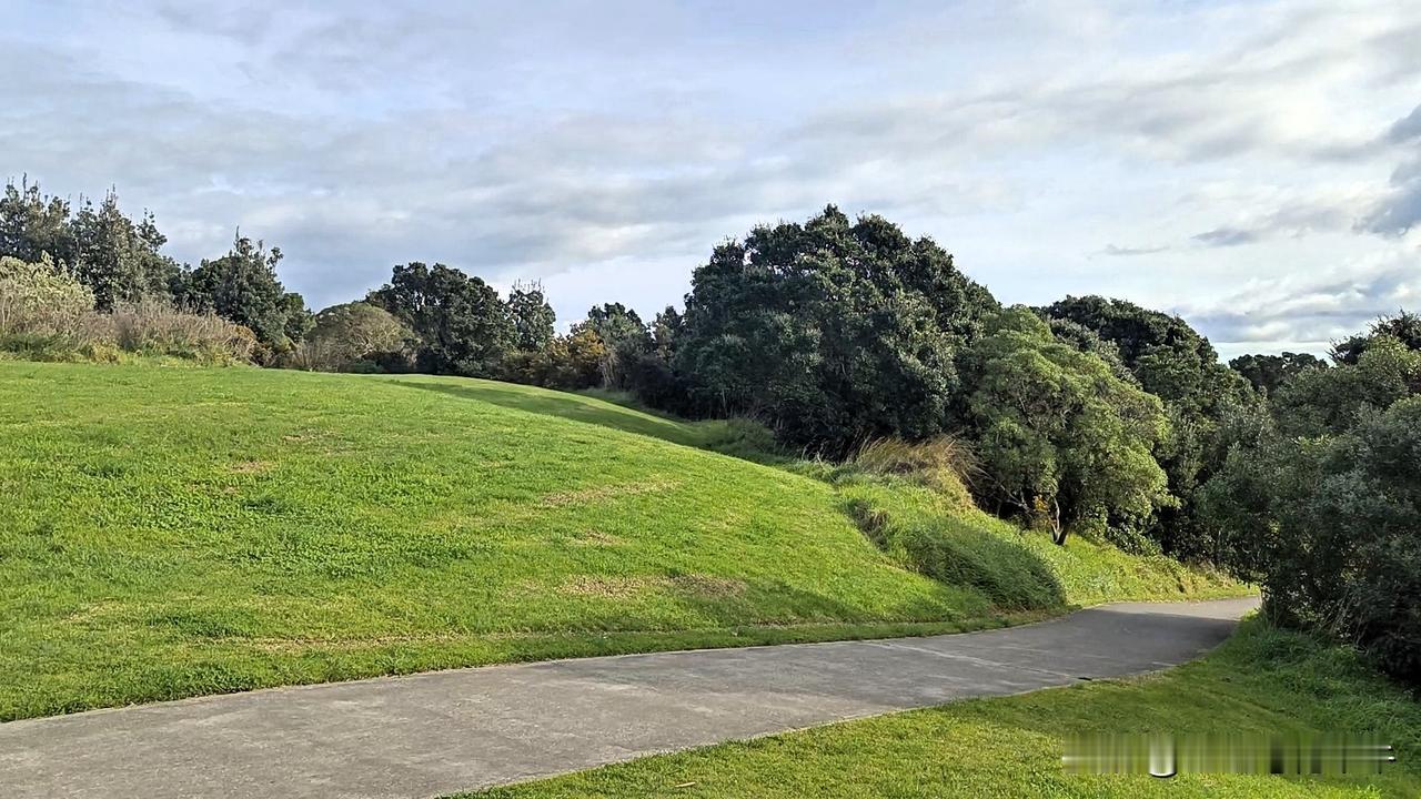 我觉得这个想法不全对，凭什么要为别人而改变自己！如果能证明别人所做所为是正确的，