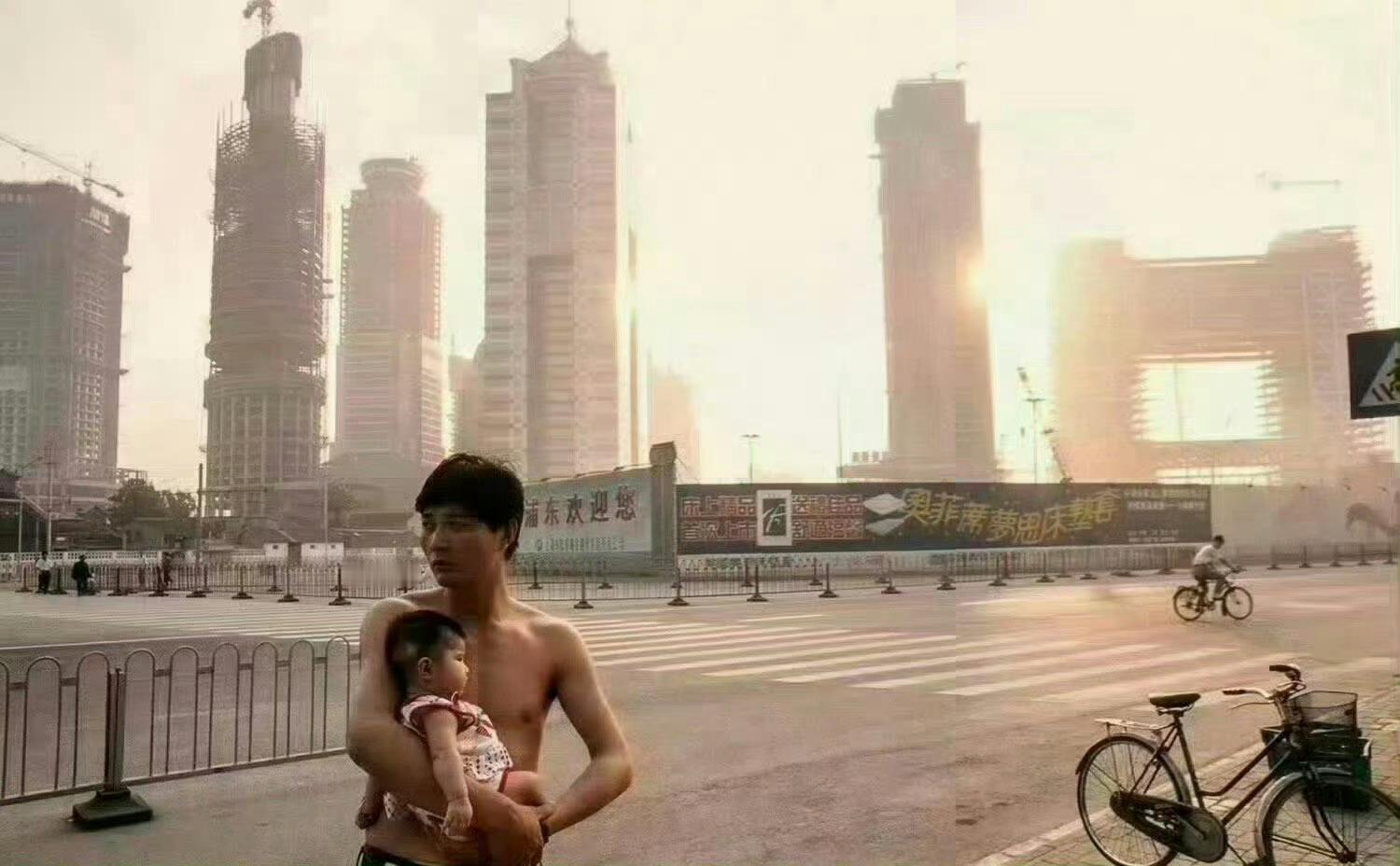 90年代末的上海，其实中国人富起来没几年。 