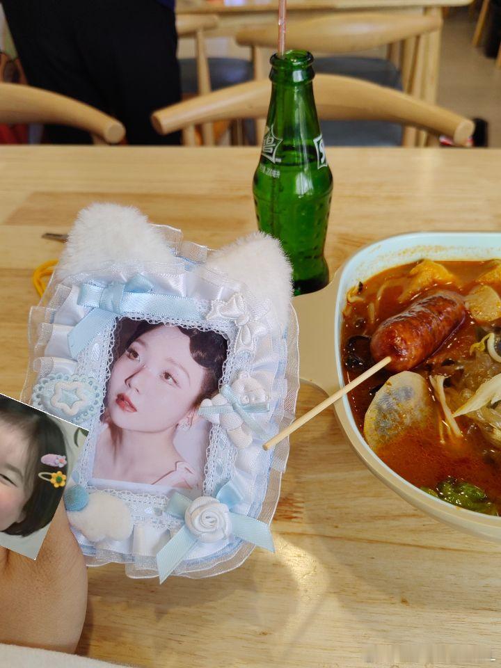小辣李嘉琦[超话]辣谢话 感恩日记：1️⃣带着小卡去吃麻辣烫🍲真的感觉很安心～