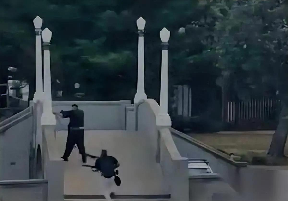 邦迪海滩的枪响，碎了光明节的笑。

可更吓人的，是凶手父子的“日常”。

父亲是