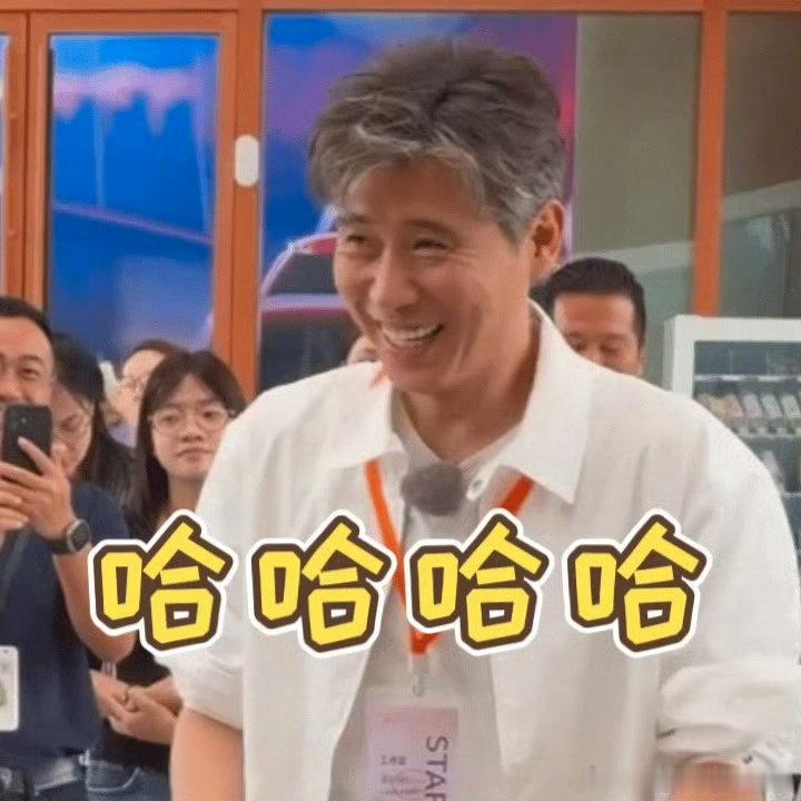 胡军李乃文50岁当艺人助理大哥小助理叔圈小助理来了啊！胡军李乃文两个人已经开始上