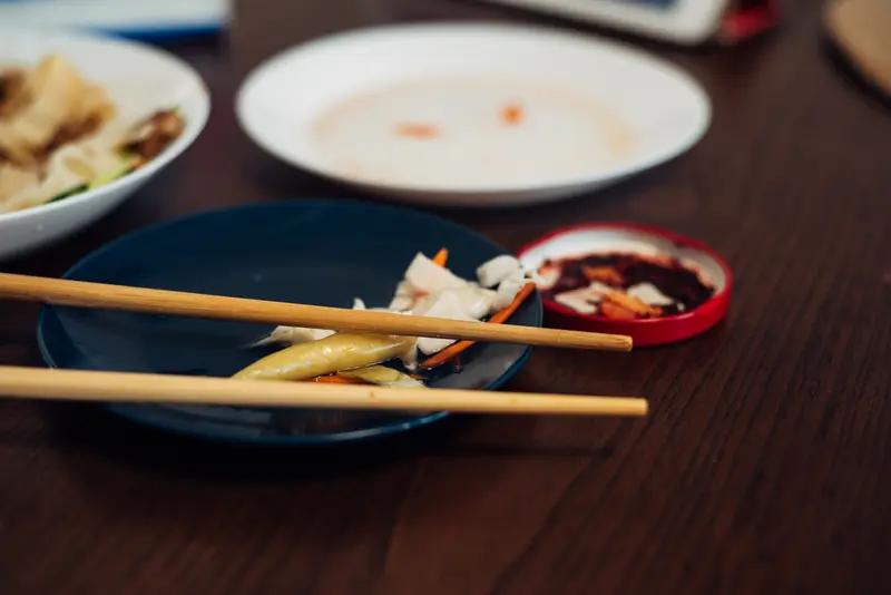 7岁男孩摔倒，5厘米断筷直插眼球！家长们别再大意了！
 
刷到这条视频的家长，请