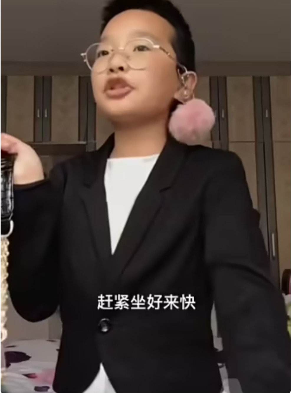 钟美美回应“教育局约谈”风波：感谢当年接线员的那句话 