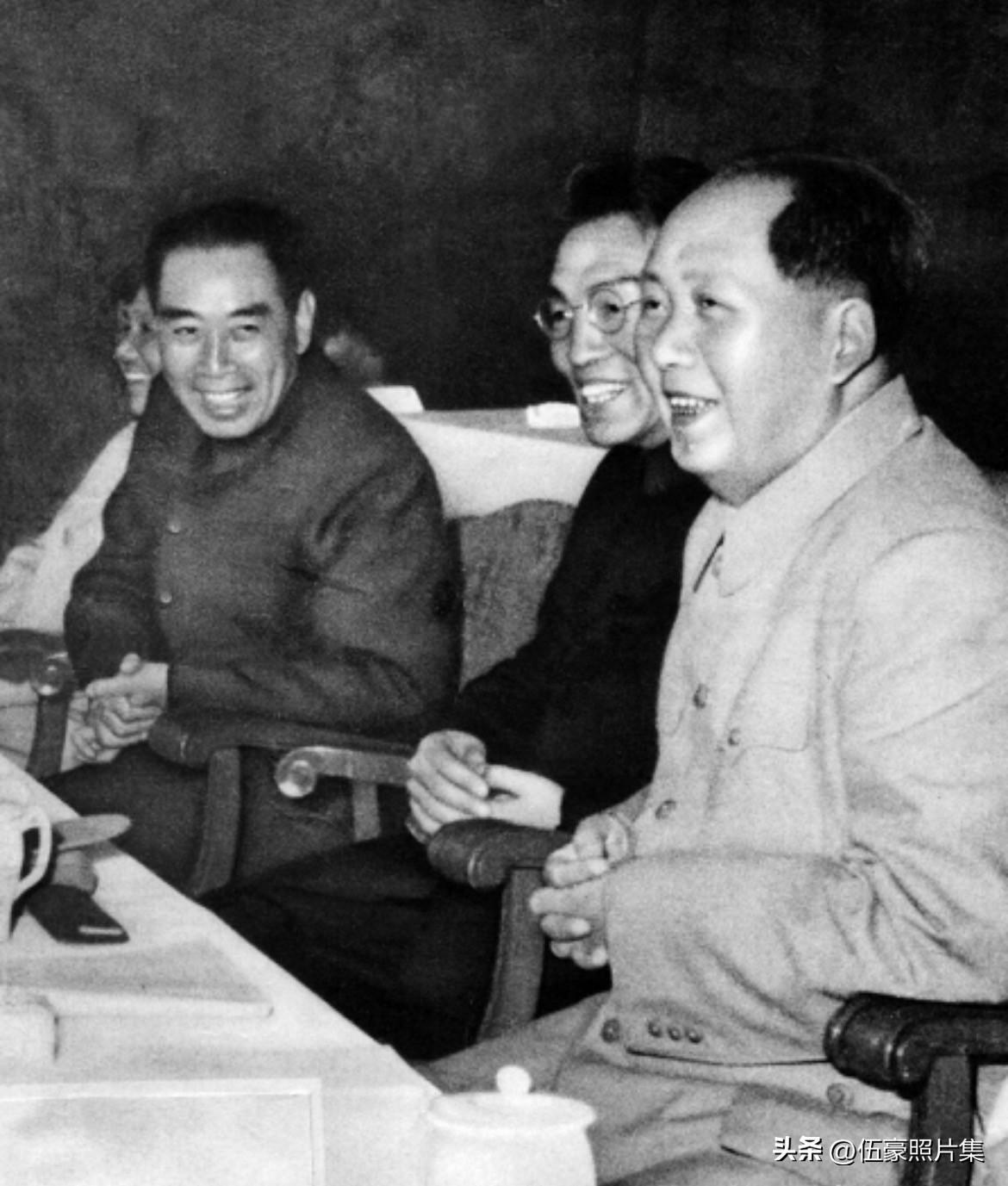 1955年10月2日，右起毛泽东主席、赖若愚、周恩来总理出席全国第一届工人体育运