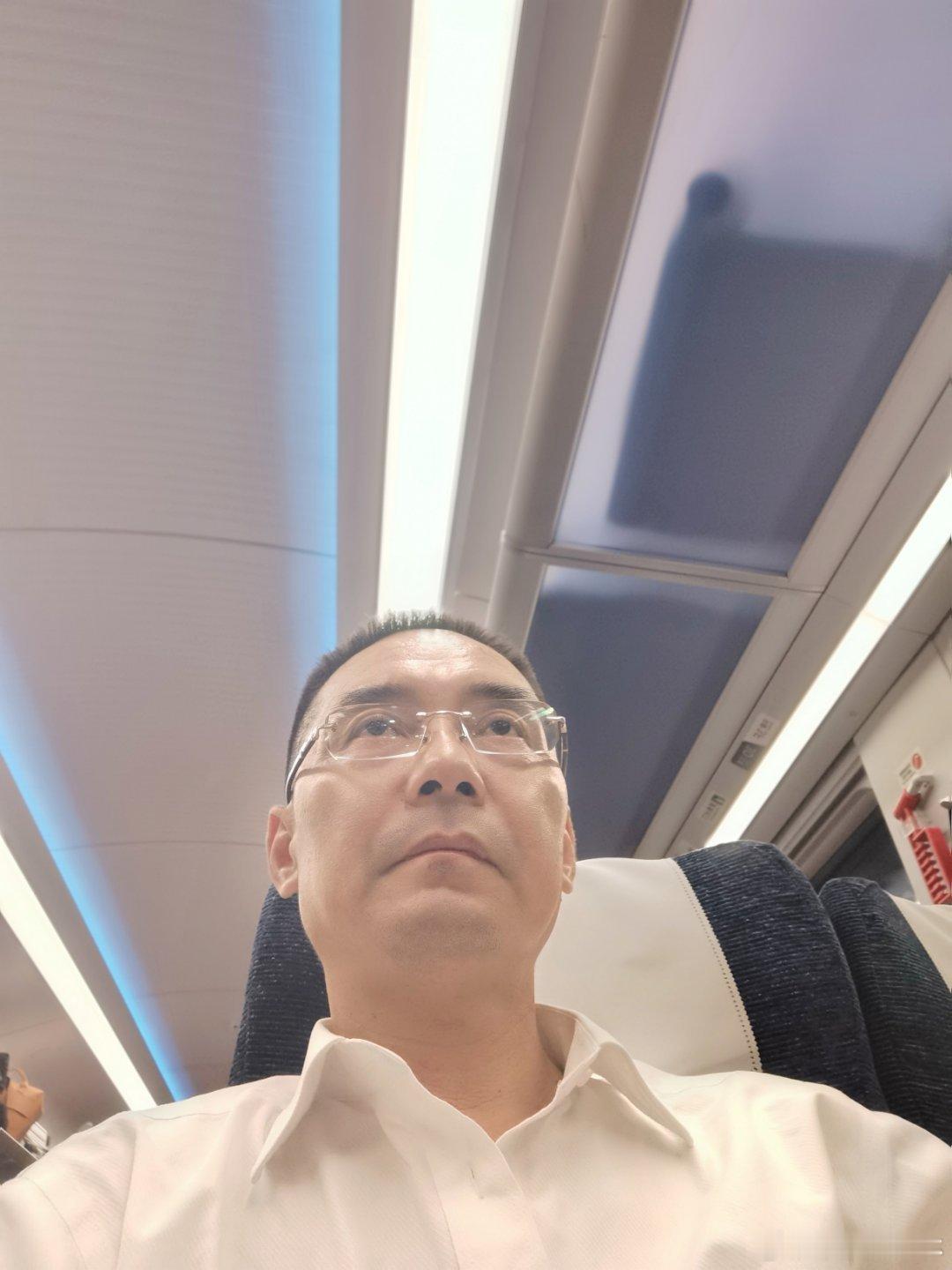 长路漫漫志如钢，风雨兼程奋斗忙。万里瞳仁关大事，一生眼睛护安康。甄才纳士同舟济，