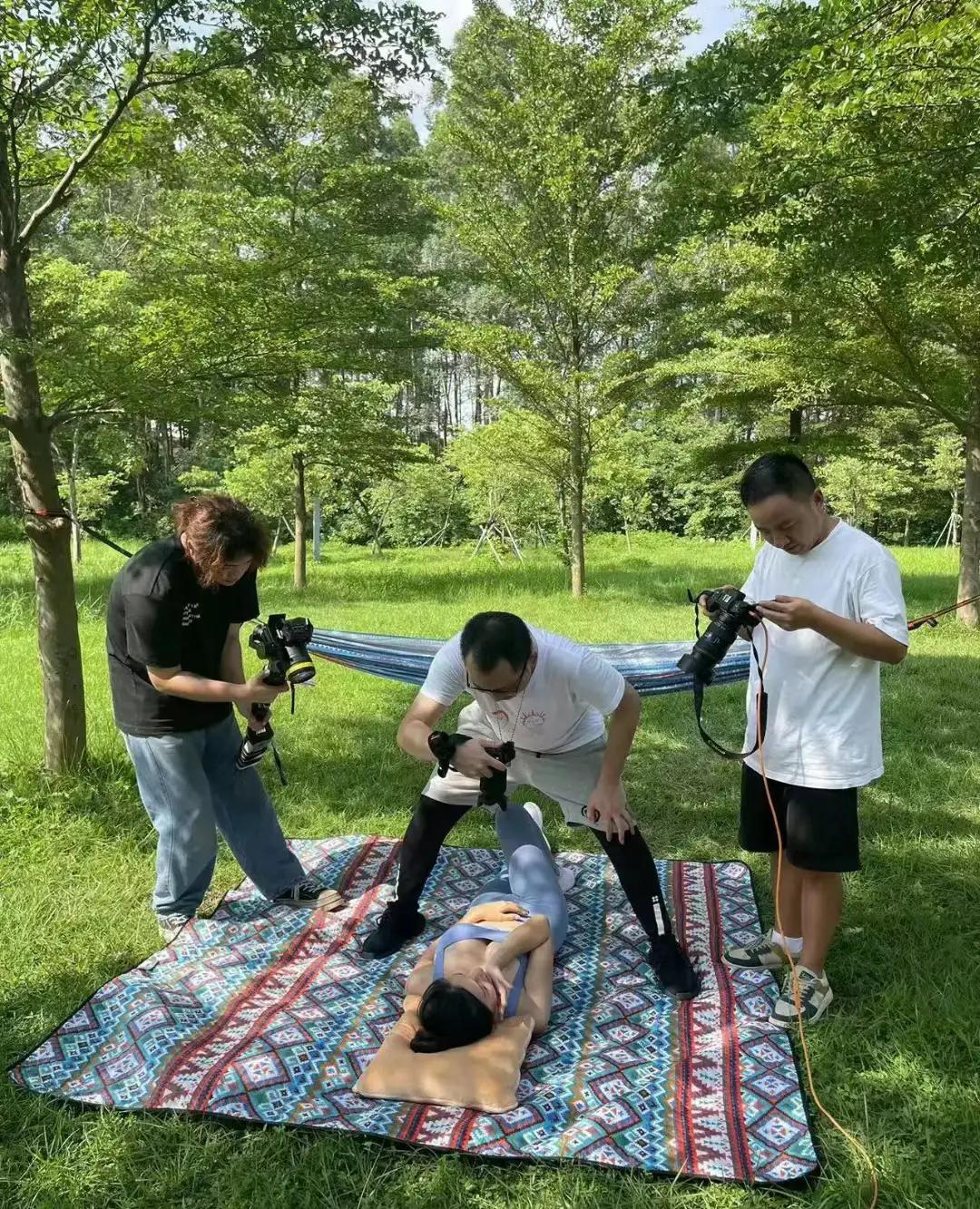 现在摄影都这么内卷了吗？
拍一张照片，需要三个摄影师在不同的角度去拍摄