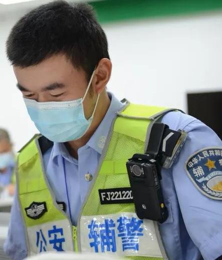 辅警队伍正经历着从“临时性辅助力量”到“专业化职业化队伍”的深度转型。

通过地