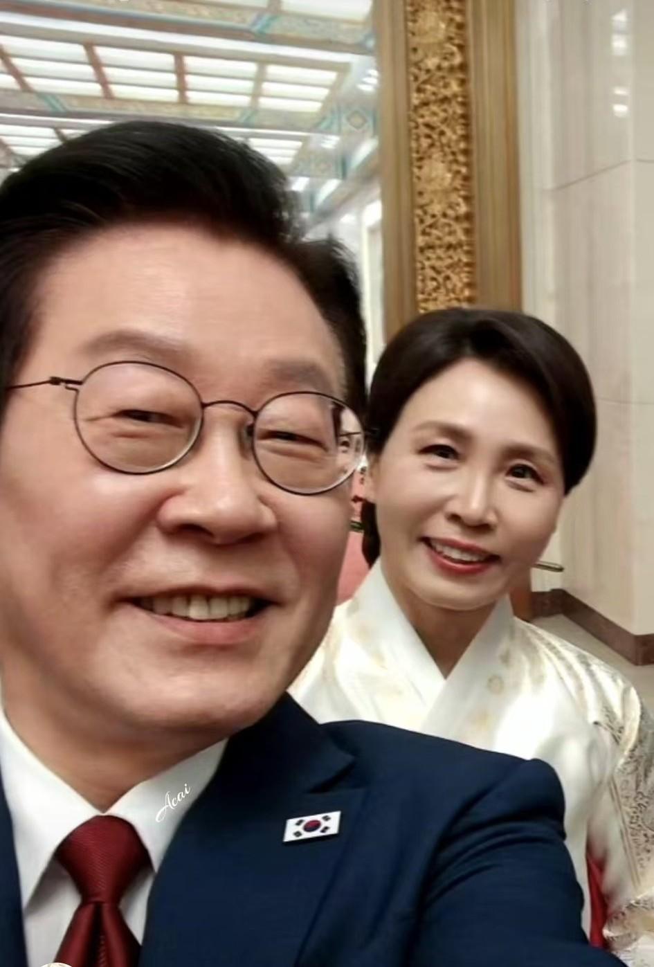 甜度好高的自拍，李先生还是一如既往地爱自拍然后一定要拍老婆，还是在大会堂，用小米