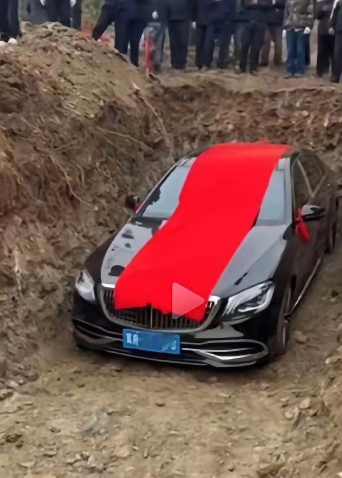 [捂脸][捂脸][捂脸]大千世界，真是无奇不有！最近刷到个新闻，辽宁辽阳一场葬礼