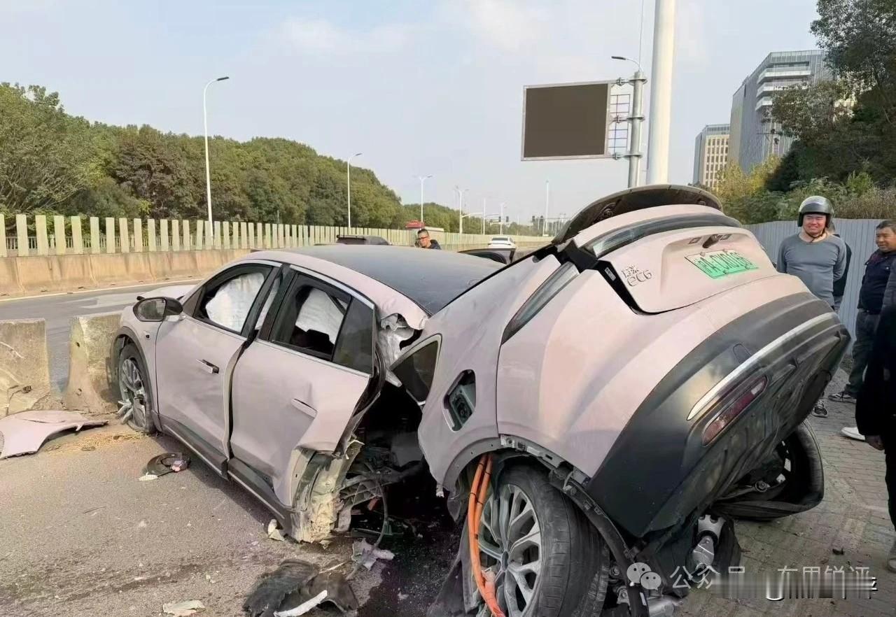 现在的车子，车都断成两节了，电池起没起火还重要吗？关键人也没事！他就问，一个市区