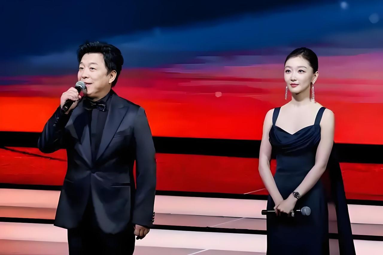 2025年11月11日晚，中国金鸡百花电影节开幕式上，黄渤与周冬雨携手“点亮金鸡