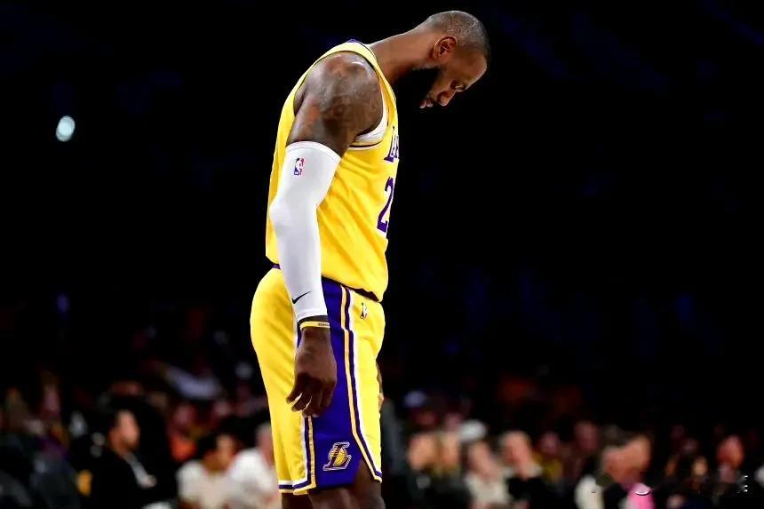 ESPN专家投票下赛季最先遭遇困境的球队，湖人以43%的得票率位居榜首。
第一，