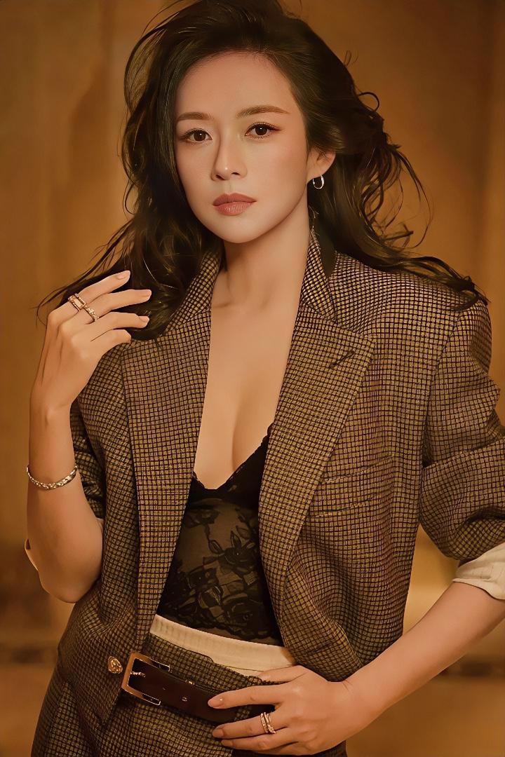 一纸公告，章子怡直接套现3亿。

很多人第一反应，以为是拍戏赚来的片酬。
其实不