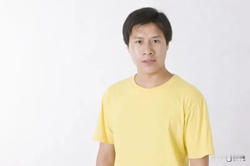 一男子去医院打针，女护士让男人把裤子往下脱，脱下后女护士摸下这，摸下那，然后消毒