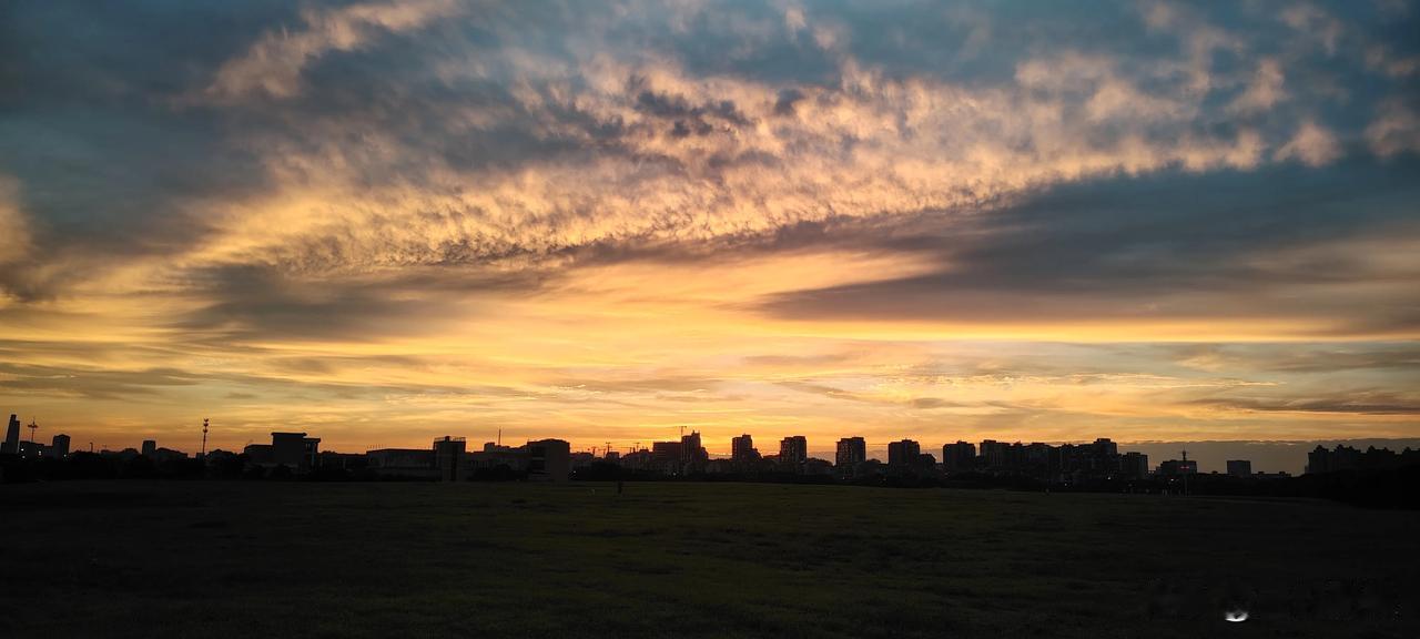 夏天天气虽热，但是晚霞还是很漂亮的。  #抓拍夏日落日# #梅雨后的落日# #夏