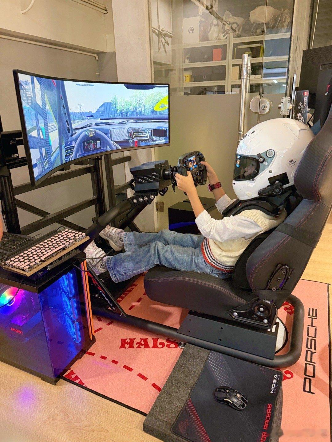 对头盔和驾驶感兴趣的小姑娘，太可爱了～～一定要戴着我的汉斯和头盔跑模拟器，教了一