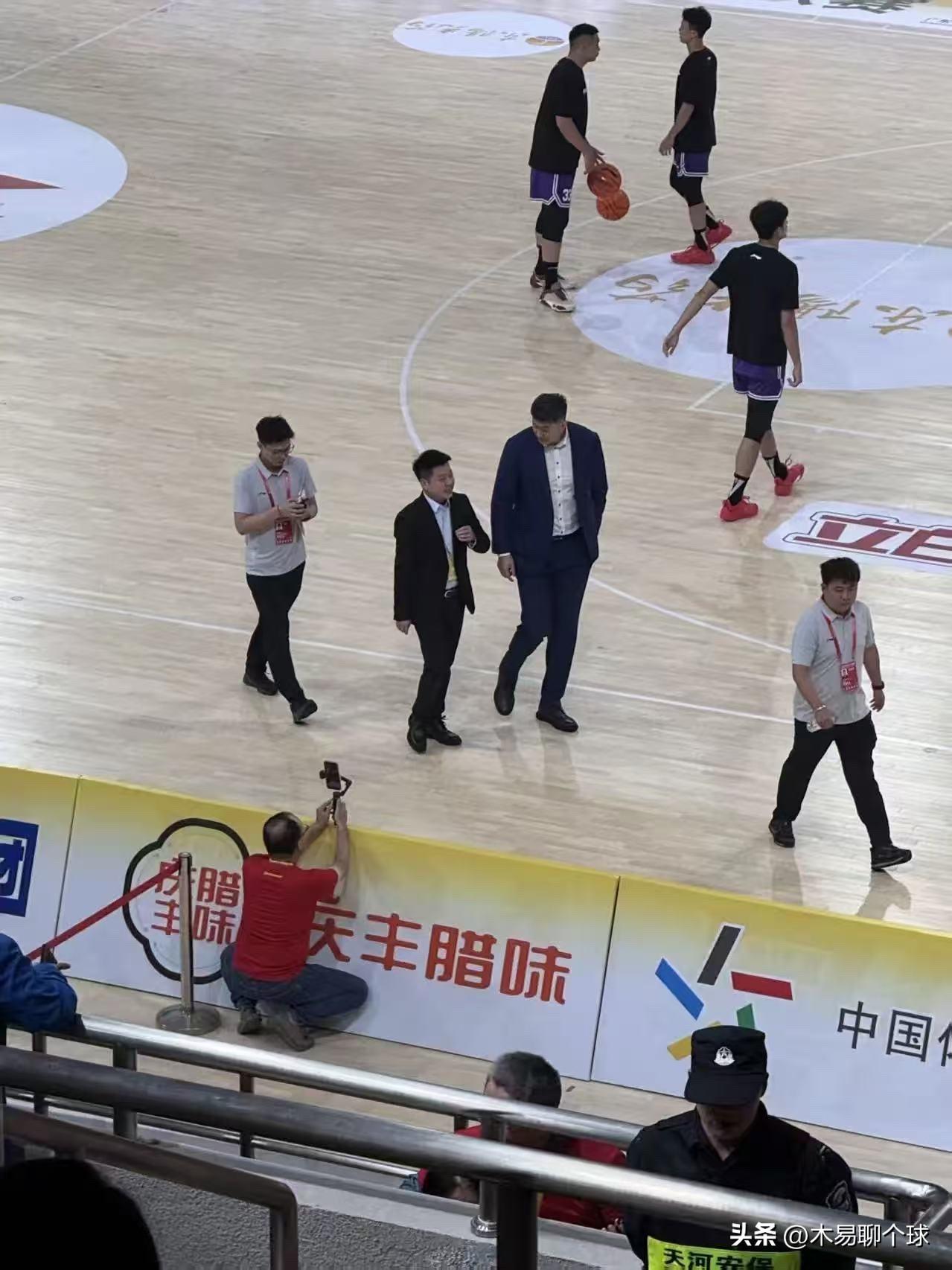 广东男篮恐遭连败：杜锋该如何面对？
广东男篮3月21日客场惨遭CBA弱旅江苏男篮