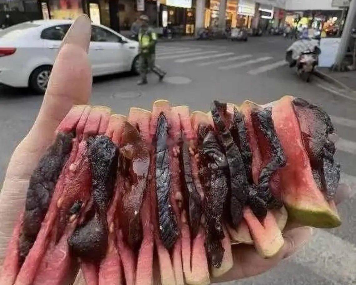 这道美食真的吃不下去，有点芭乐夹屎的既视感。 