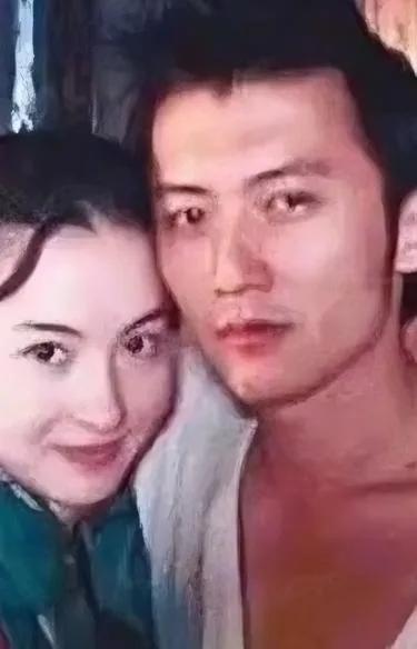 谢振轩再次喊话，自从爸爸妈妈离婚后，我们两兄弟一直就跟着妈妈一起生活。现在我们长