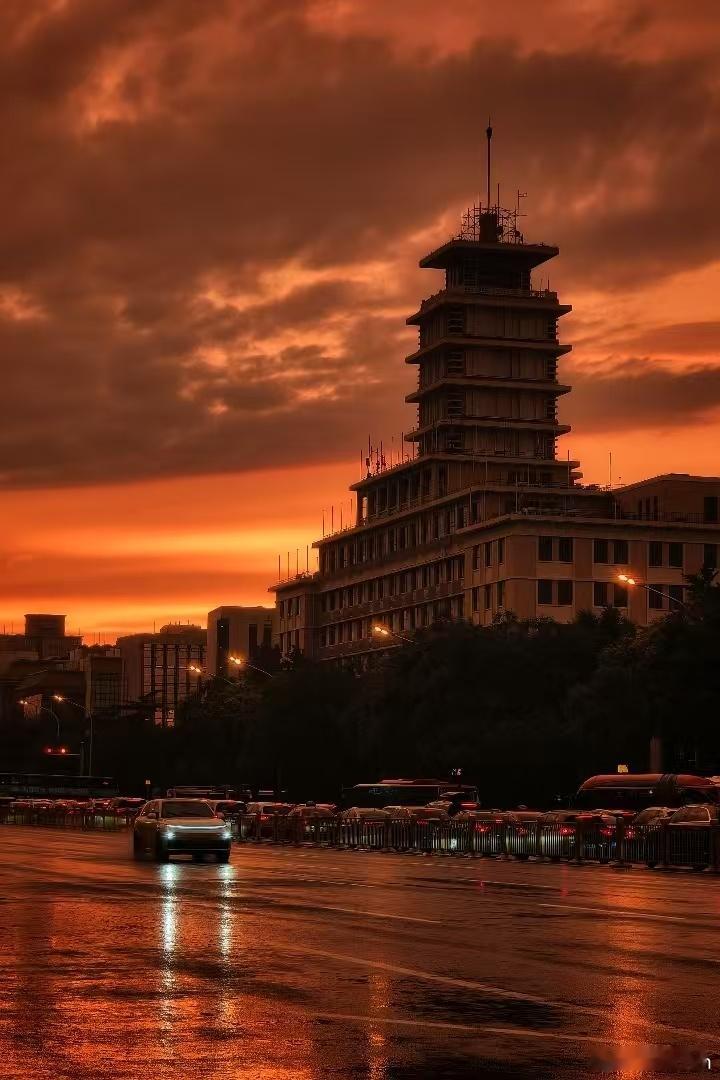这得多大的运气！晚高峰西向堵死，东向那么宽只有一台车，这是长安大街啊！[点赞] 