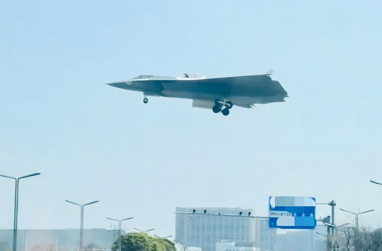 间隔不到一年，同一地点的一号机和四号机！不得不说，这进化真是神速。这个角度，这个