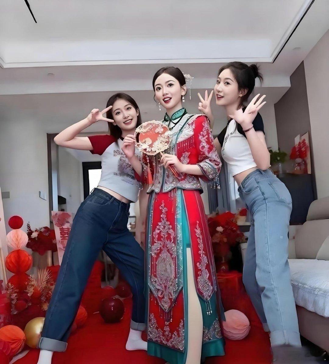 新娘是挺俊的，不过我更稀罕俩伴娘 ​​​