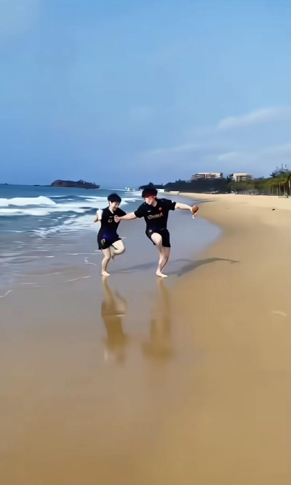 作者声明：与现实无关

两个可爱的宝贝，真想你们在枯燥的时候，能这么无忧无虑的放