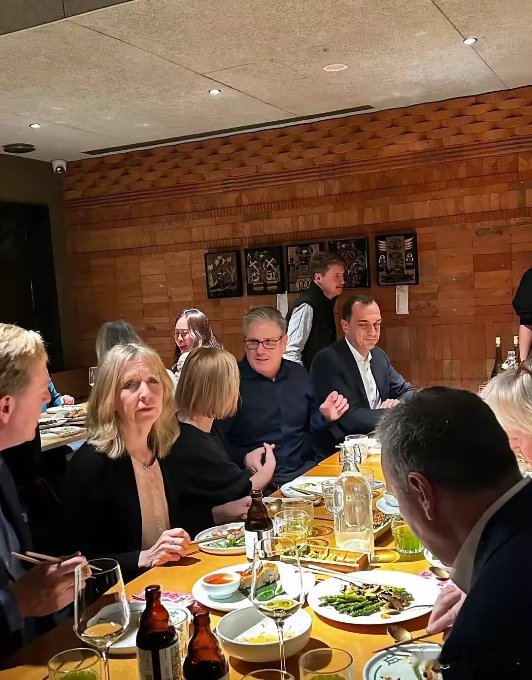 英国首相来北京第一顿饭没吃烤鸭，没去大宴厅，却钻进三里屯一家云南小馆子。店里人来