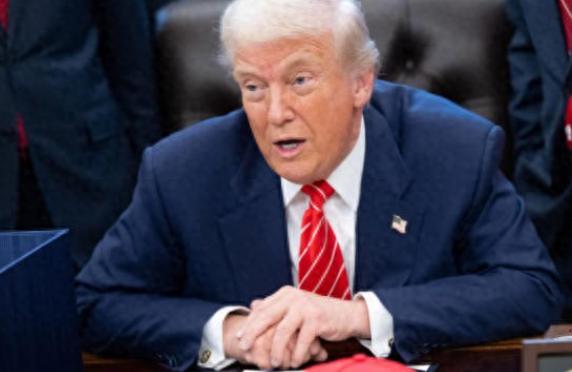 2026年美国中期选举还剩大半年，特朗普已经急红了眼，一招“选举全国化”直接搅乱