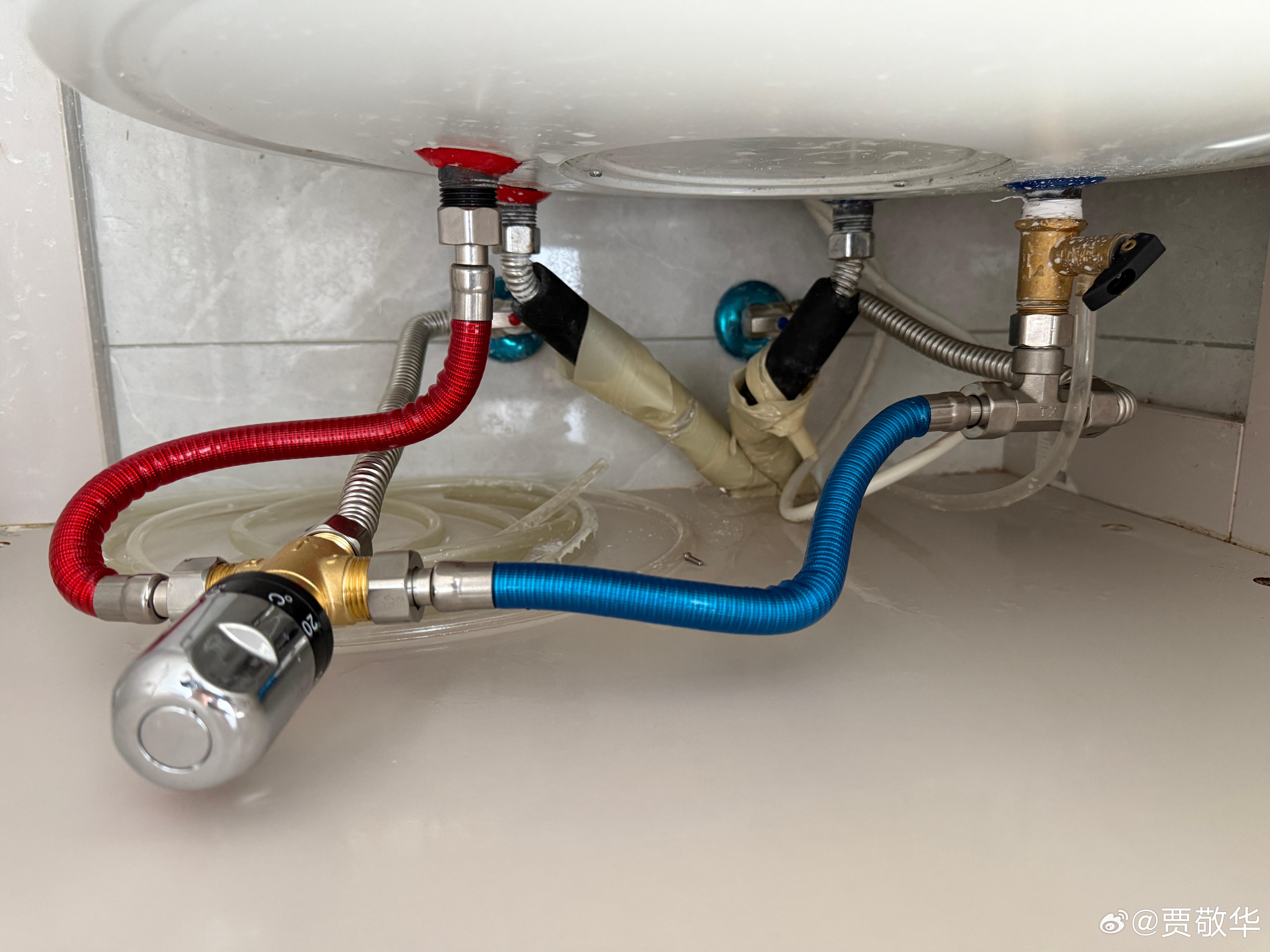 耗时半个小时，终于把壁挂太阳的出水做成了恒温式的热水。不然，夏天80多度的热水在