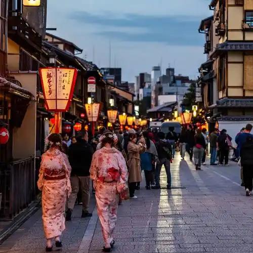 一个在日本做生意的朋友前夜来聊天，他开口第一句就是：这次是真冷清了。8 月访日游