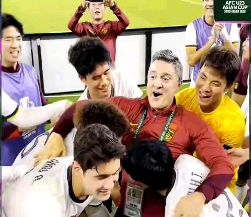 凌晨三点，手机一震：3比0，越南被锤得找不着北。
 
我揉揉眼，确认没看错，进球