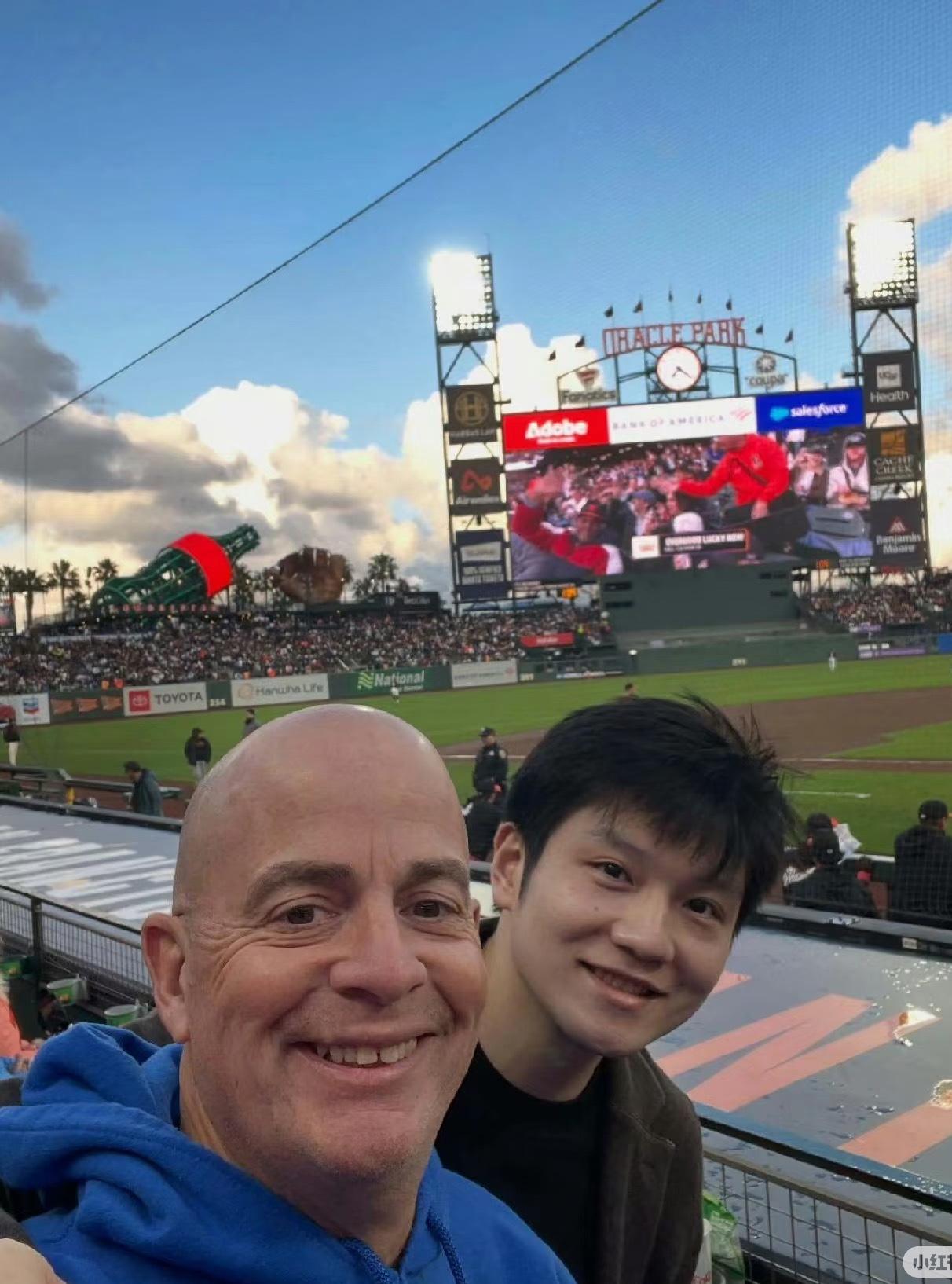 总感觉樊振东有点不一样了，

荣誉满身、实力顶尖，本该守着赛场稳坐巅峰，他却偏偏