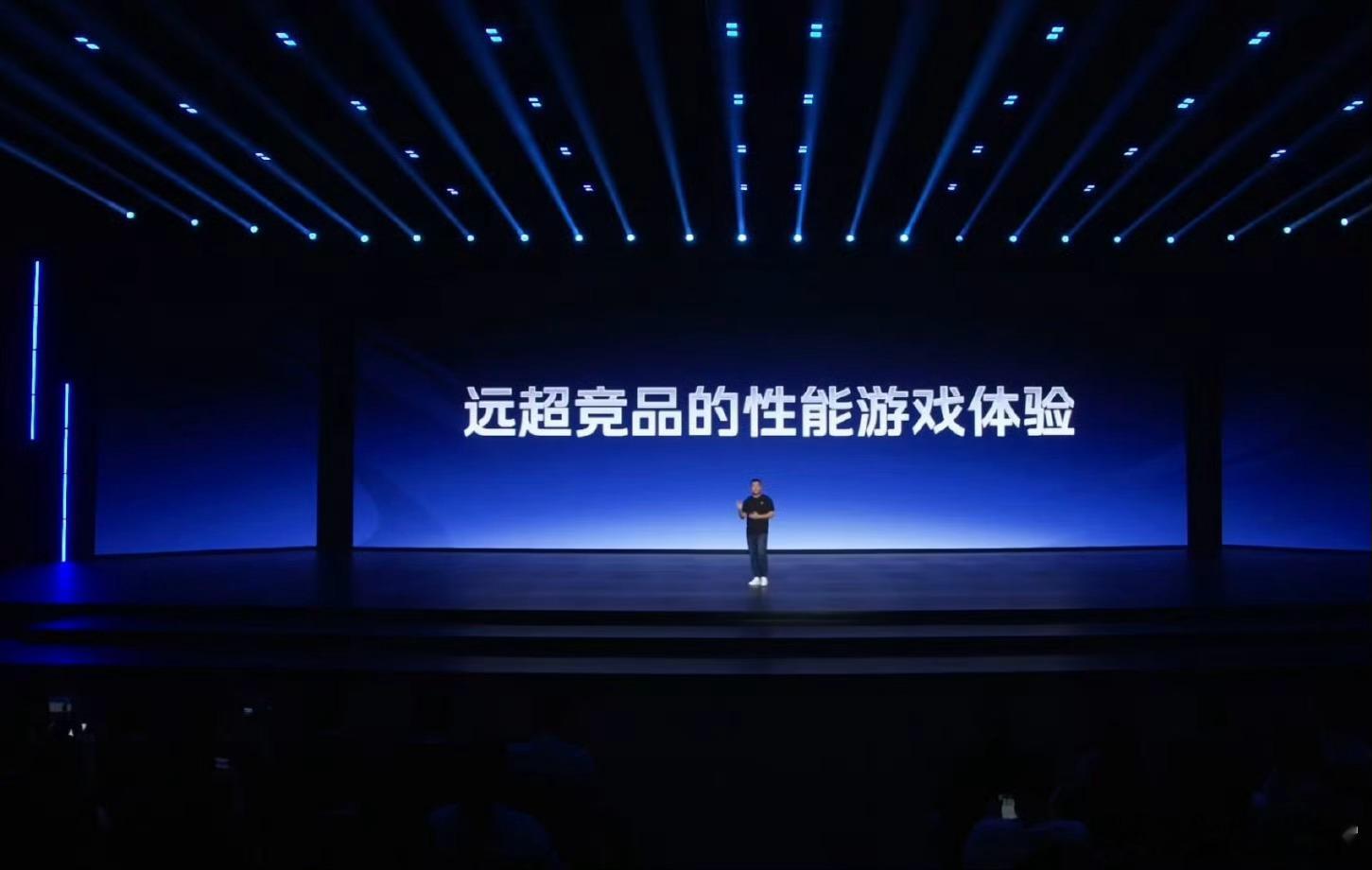 iQOO Neo11来了，这次提供了面对疾风、像素方橙、疾影黑、驰光白4个配色，