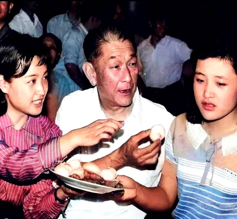 1980年百花奖陈冲拿了影后，刘晓庆拿了女配，外头全在传两人不和。

其实当年拍