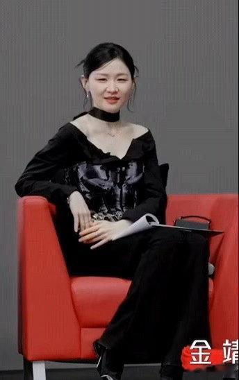 不舒服学渗透到金靖新综艺了各行各业都通用的不舒服学，在美妆综艺里体现得淋漓尽致，