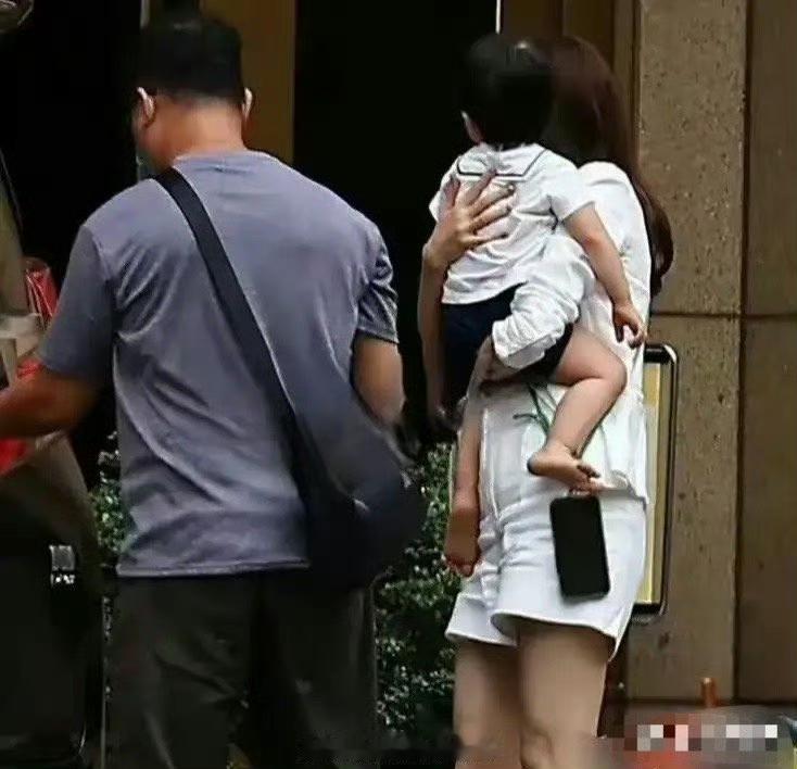 林志玲上了年龄，腿也不是以前的那么纤细了，和性感这个词语没什么联系了，真回家庭了