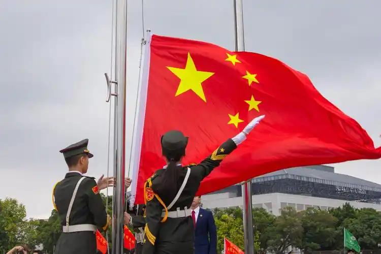 天安门每天降下的国旗到底去哪了？难道当废布处理了？真相远比你想的震撼！
 
每天