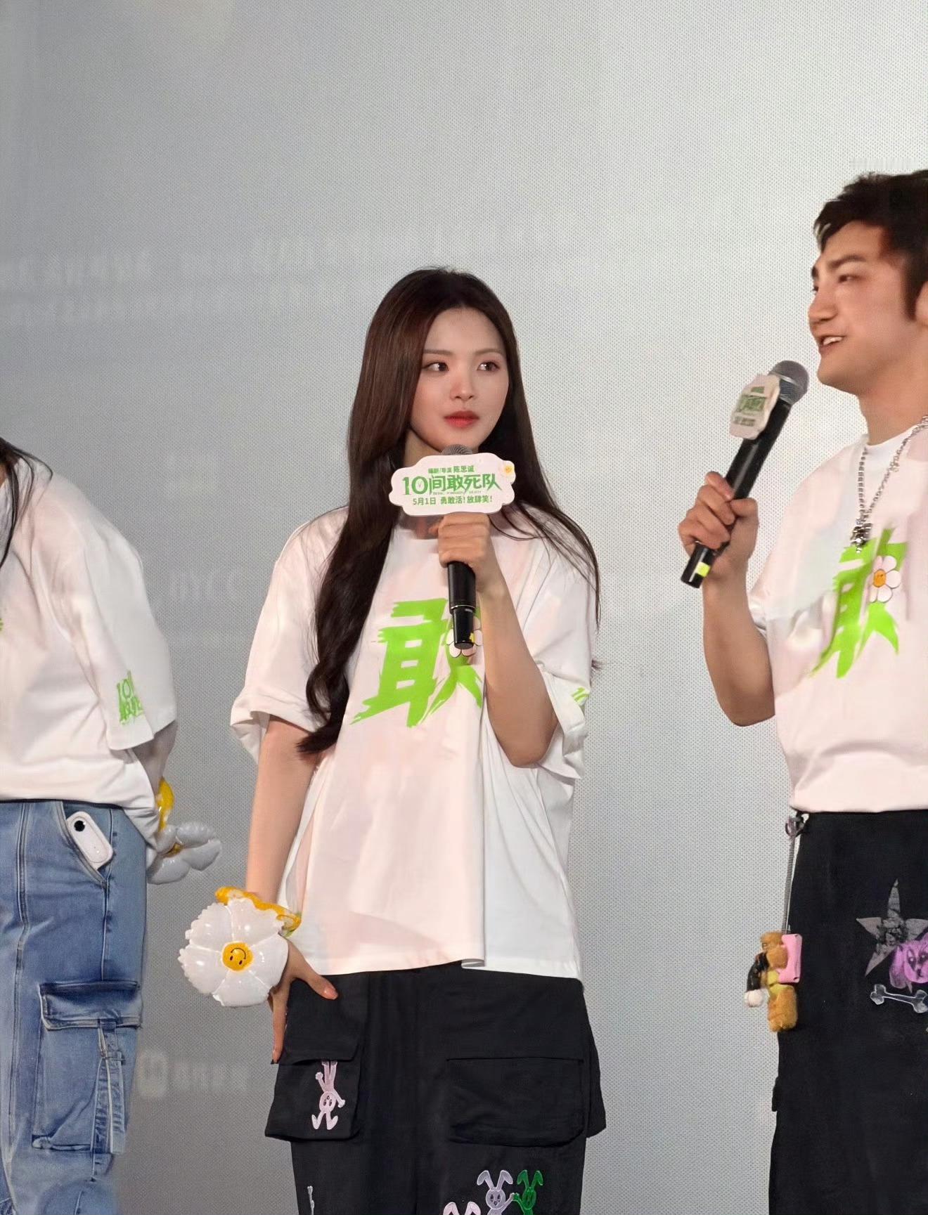 杨超越蒋龙杨超越张弛演我被点名 全员统一躲避姿势太真实，三人听到提问立刻低头系鞋